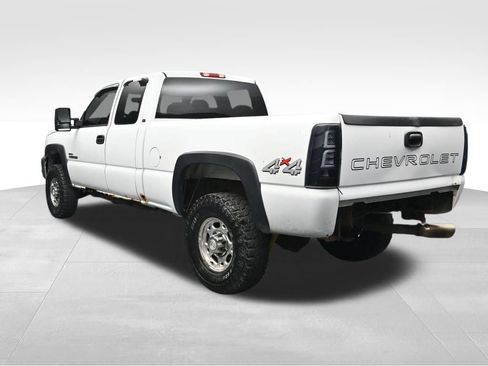 Used 2005 Chevrolet Silverado 2500 W/T w/ Heavy-Duty Power Package AWD/4WD image 3