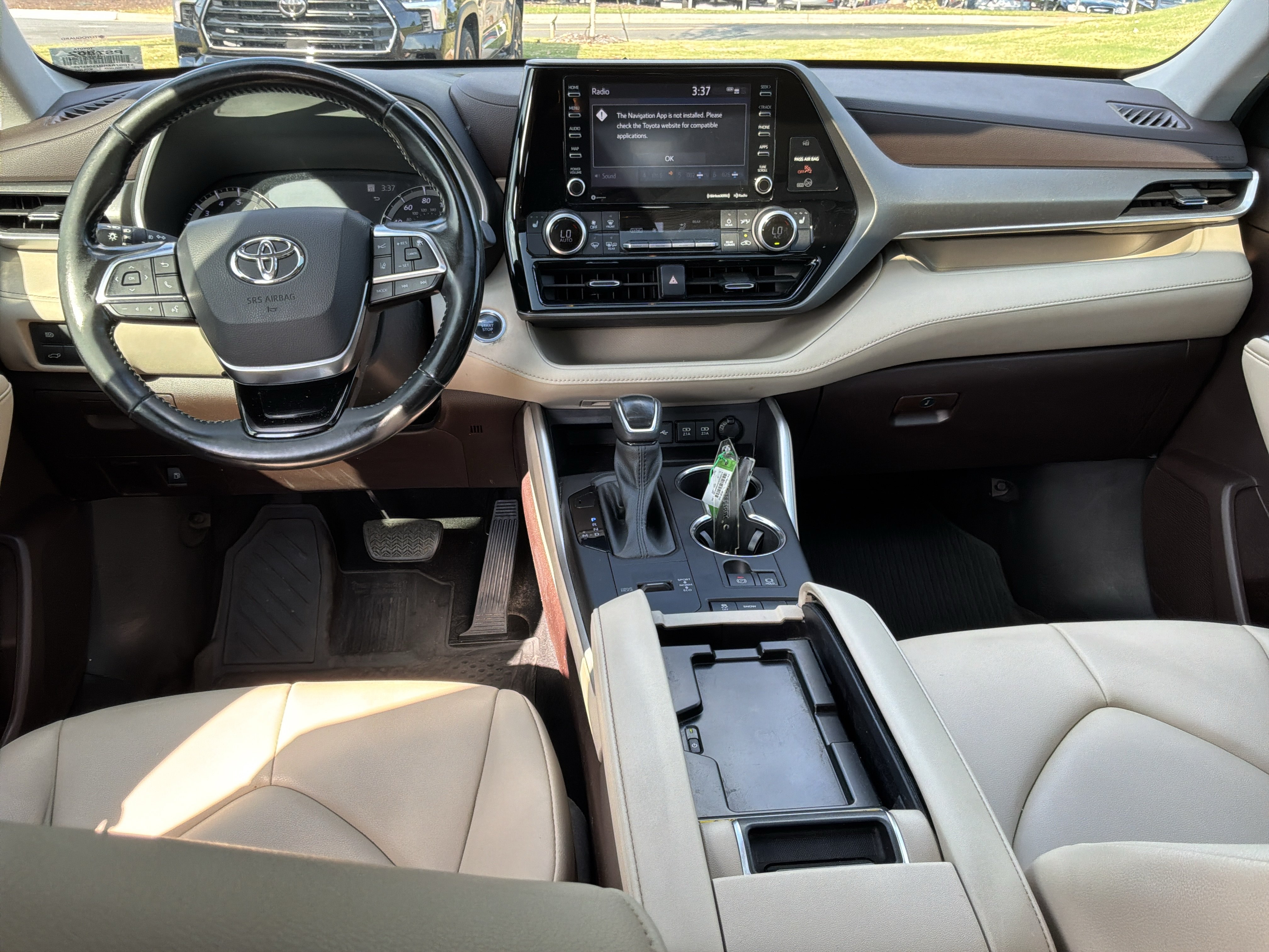 Used 2021 Toyota Highlander XLE FWD image 29