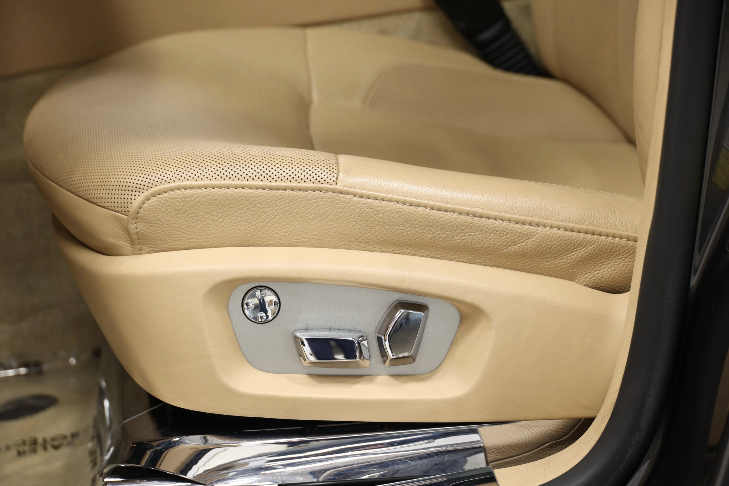 Used 2011 Rolls-Royce Ghost RWD image 17