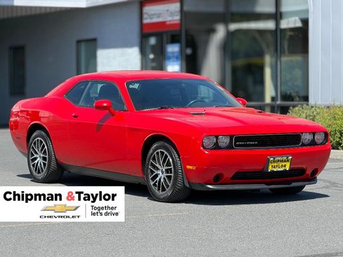 Used 2014 Dodge Challenger SXT RWD image 1