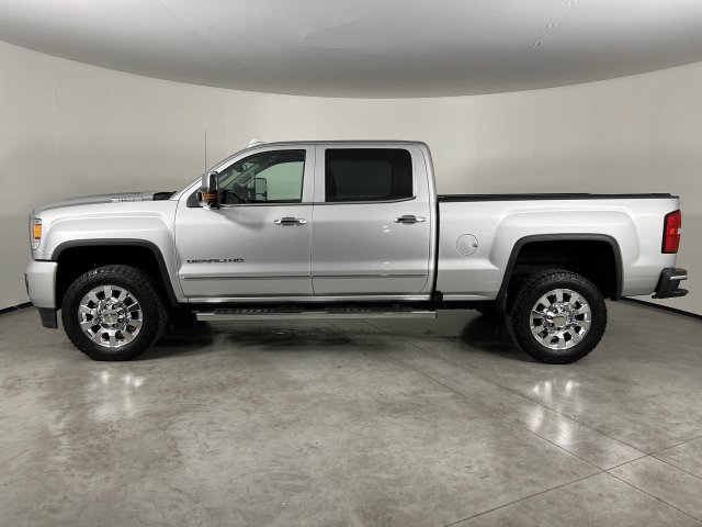 Used 2018 GMC Sierra 2500 Denali w/ Duramax Plus Package AWD/4WD image 5