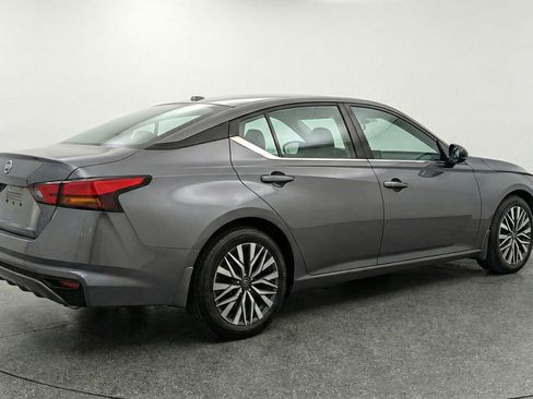 Used 2025 Nissan Altima 2.5 SV FWD image 9