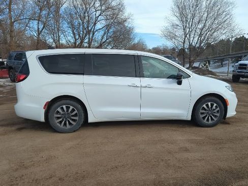 Used 2024 Chrysler Pacifica Select image 8