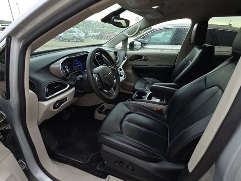 Used 2023 Chrysler Pacifica Touring-L FWD image 8