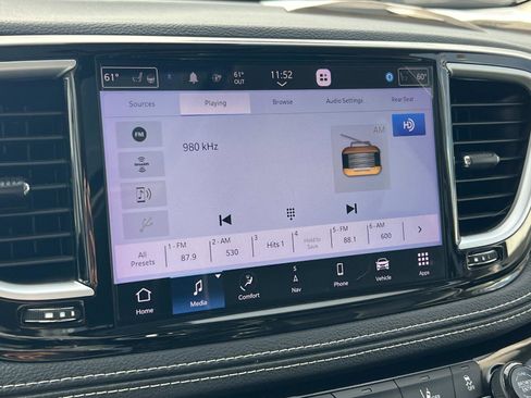 Used 2022 Chrysler Pacifica Limited w/ Uconnect Theater Family Group image 12