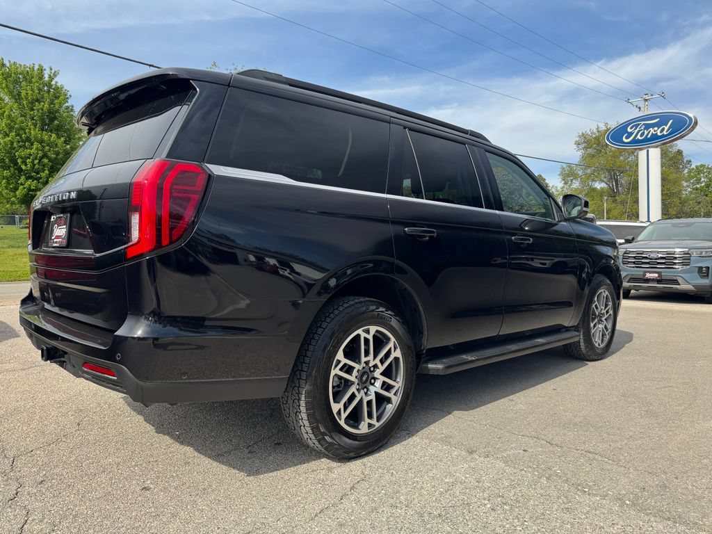 Used 2025 Ford Expedition Active AWD/4WD image 5