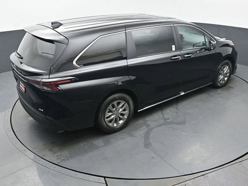 Certified 2025 Toyota Sienna XLE image 50