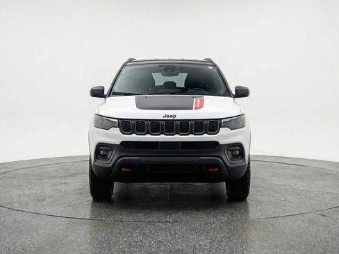 Used 2025 Jeep Compass Trailhawk image 2