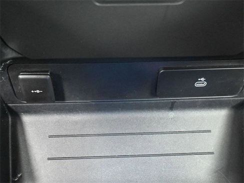 Used 2025 Land Rover Defender 110 V8 image 25