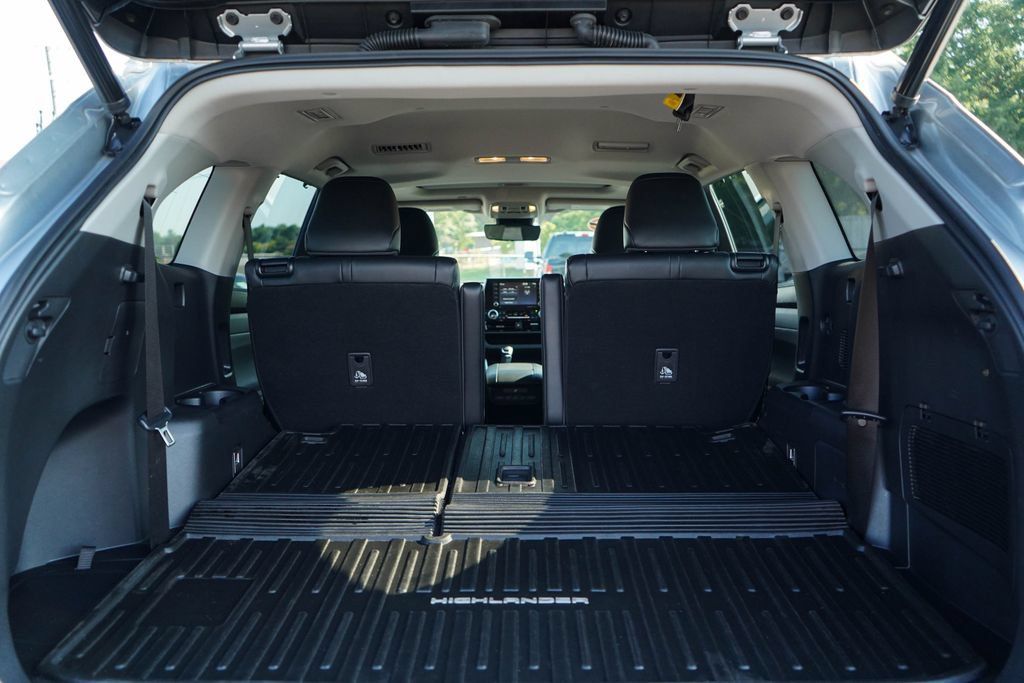 Used 2022 Toyota Highlander XLE FWD image 21