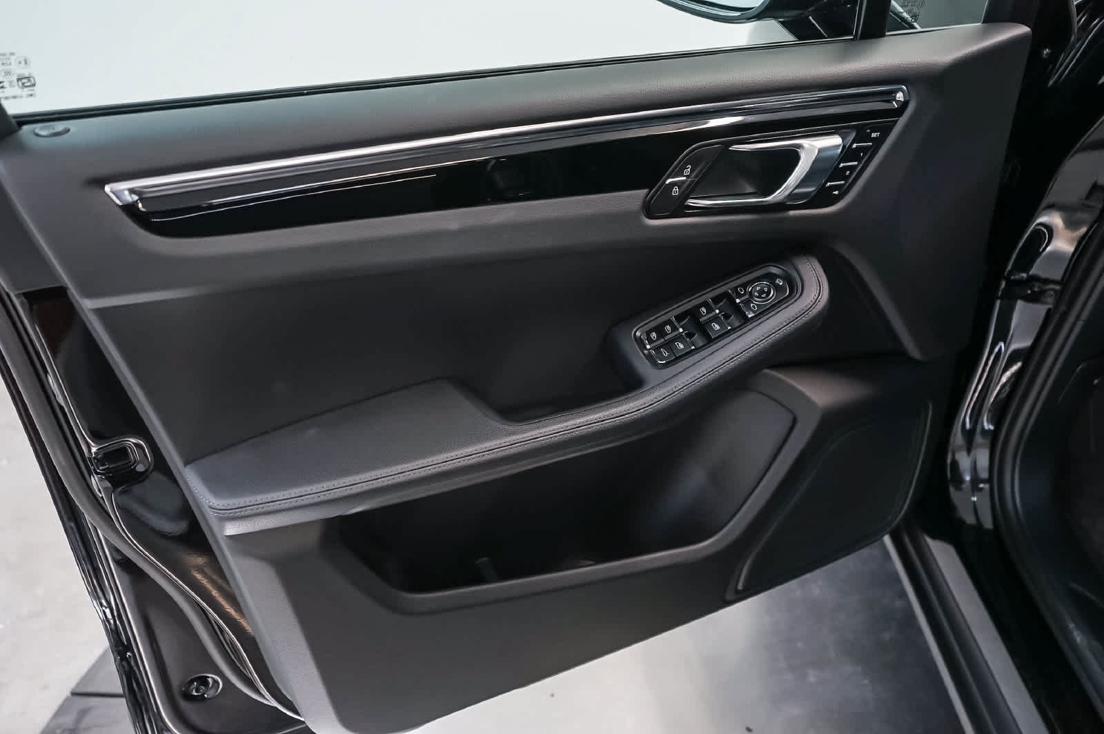 Certified 2026 Porsche Macan AWD/4WD image 27