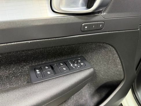 Used 2020 Volvo XC40 T5 Momentum w/ Premium Package image 21