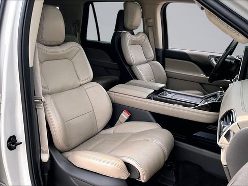 Used 2022 Lincoln Navigator Reserve AWD/4WD image 2