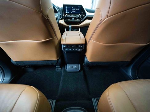 Used 2024 Toyota Highlander Platinum image 19