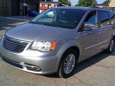 Used 2015 Chrysler Town & Country Touring-L w/ Driver Convenience Group FWD image 2