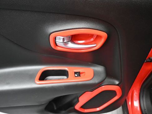 Used 2017 Jeep Renegade Altitude FWD image 29