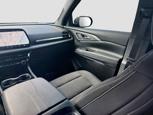 Used 2025 Chevrolet Traverse LT FWD image 22