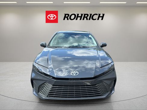 Used 2025 Toyota Camry XLE FWD image 2