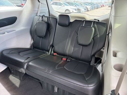 Used 2024 Chrysler Pacifica Touring-L image 17