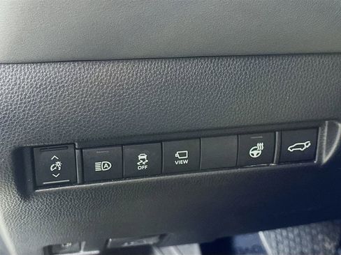 Used 2023 Toyota Venza Limited image 22