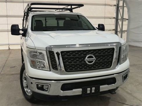 Used 2017 Nissan Titan SV image 3
