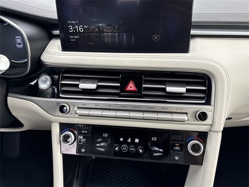 Used 2025 Genesis G70 2.5T image 16