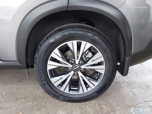 Used 2023 Nissan Rogue SV image 31