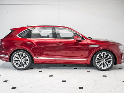 Used 2025 Bentley Bentayga image 5