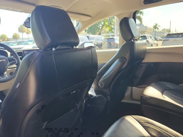 Used 2024 Chrysler Pacifica Limited FWD image 15