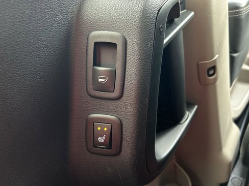 Used 2016 Chrysler Town & Country Touring-L image 36