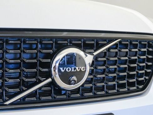 Certified 2026 Volvo XC40 B5 Plus AWD/4WD image 8