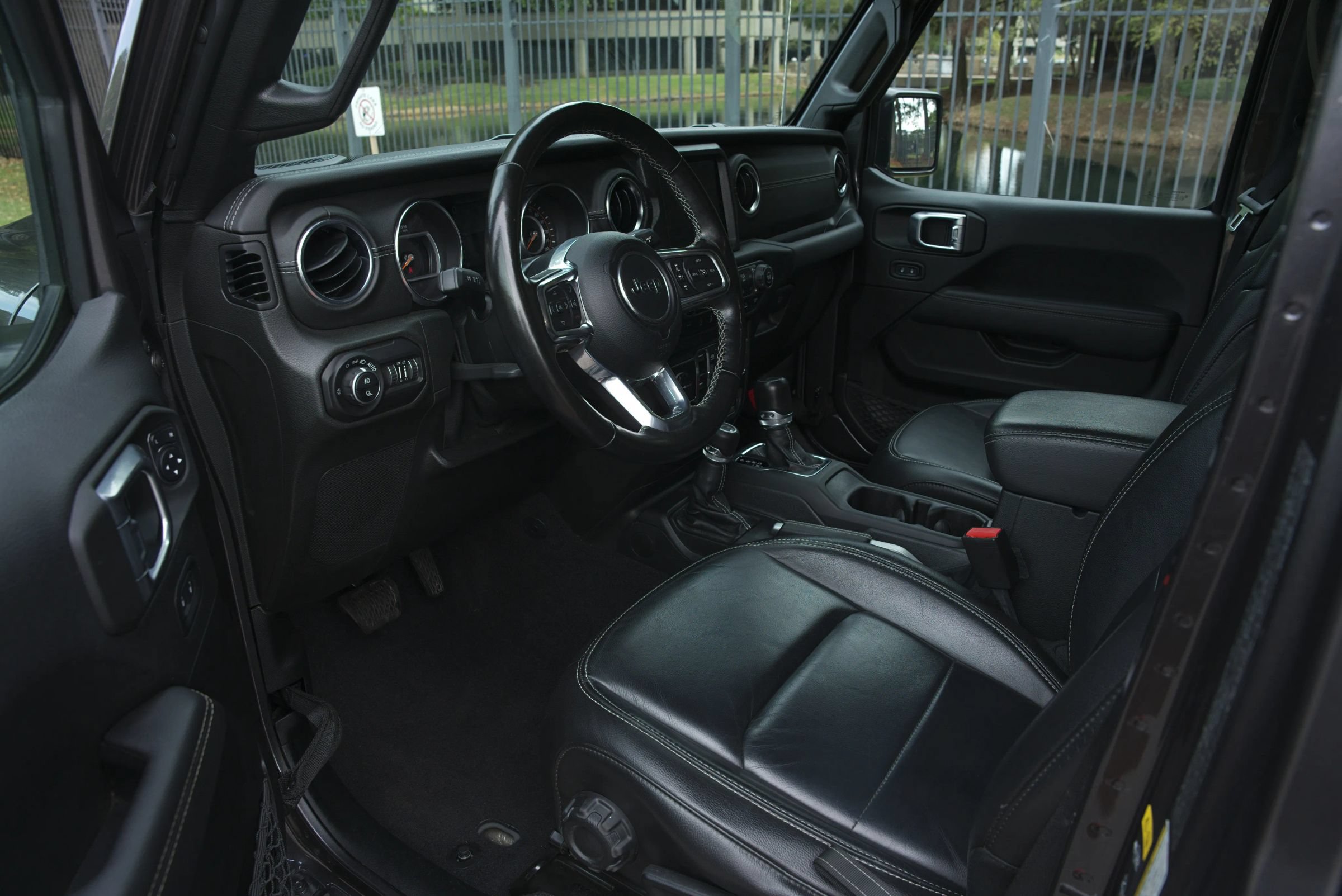 Used 2021 Jeep Gladiator Overland w/ Popular Equipment Package AWD/4WD image 10
