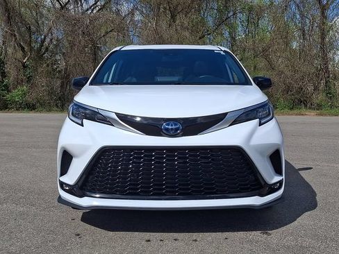 Used 2023 Toyota Sienna XSE FWD image 2