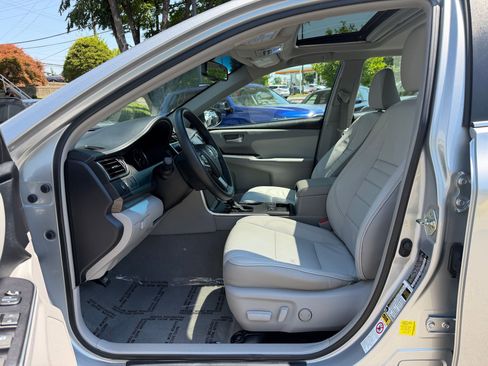 Used 2015 Toyota Camry XLE w/ Moonroof Package FWD image 5