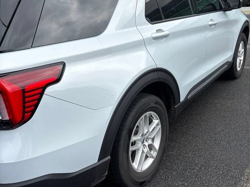 Used 2025 Ford Explorer Active AWD/4WD image 2