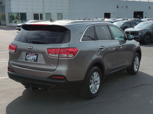 Used 2018 Kia Sorento LX image 3