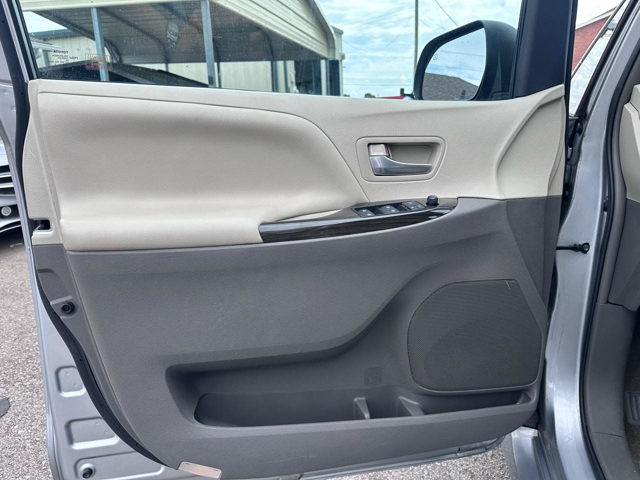 Used 2018 Toyota Sienna XLE FWD image 13