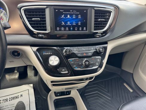 Used 2019 Chrysler Pacifica Touring-L image 20