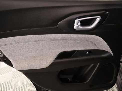 Used 2025 Jeep Compass Latitude image 15