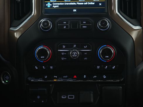 Used 2022 Chevrolet Silverado 2500 High Country w/ Technology Package AWD/4WD image 16