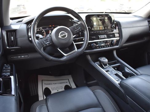 Used 2024 Nissan Pathfinder SL FWD image 30