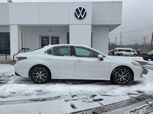 Used 2022 Toyota Camry XLE image 2