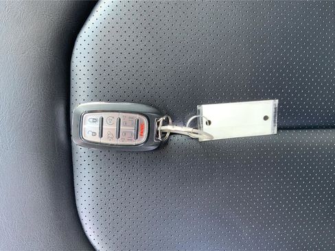Used 2023 Chrysler Pacifica Touring-L FWD image 36