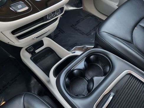 Used 2023 Chrysler Pacifica Touring-L image 21