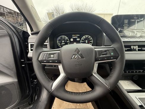 Used 2025 Mitsubishi Outlander SE image 14