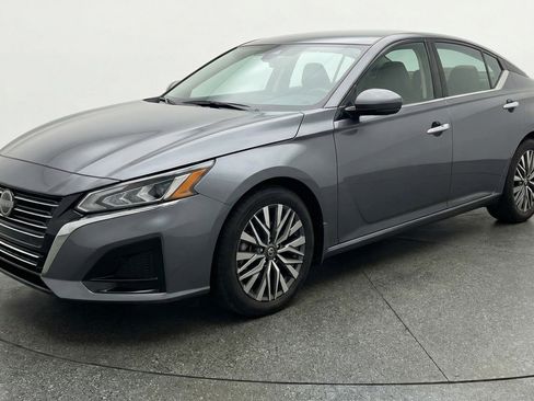 Used 2025 Nissan Altima 2.5 SV FWD image 3