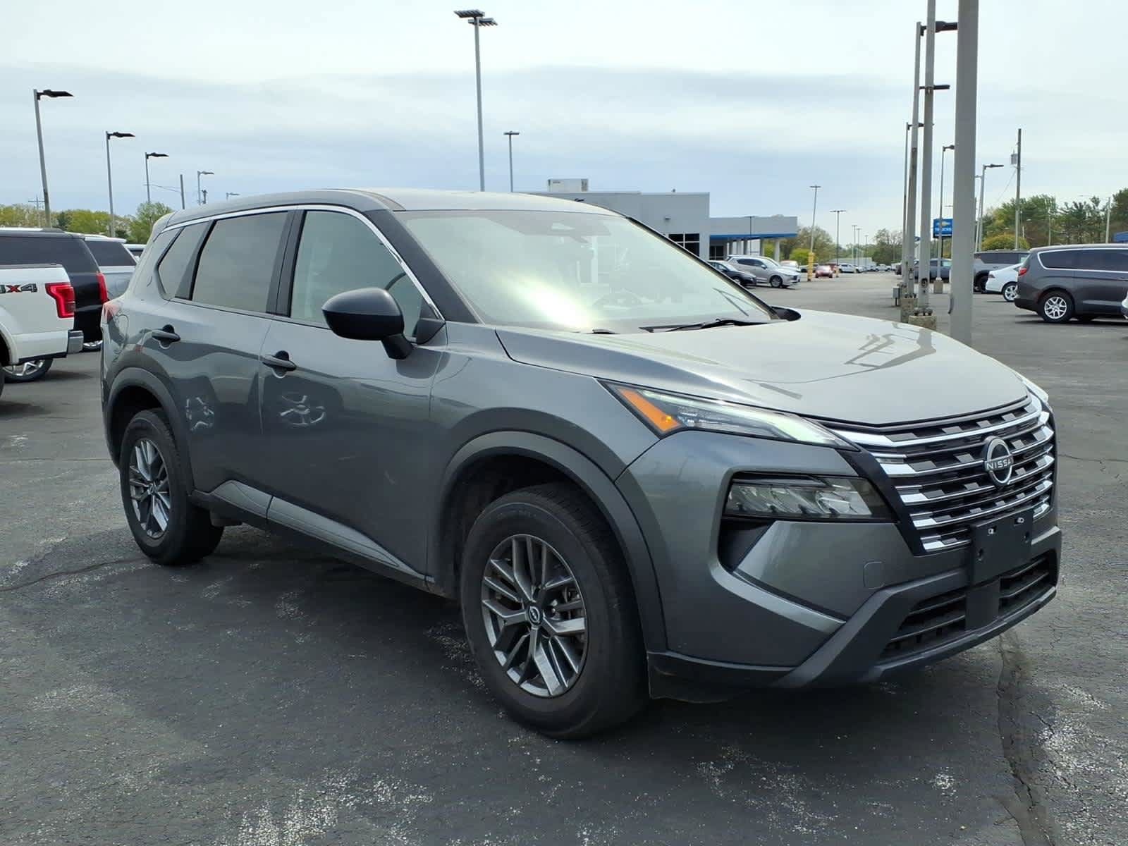 Used 2024 Nissan Rogue S AWD/4WD image 2
