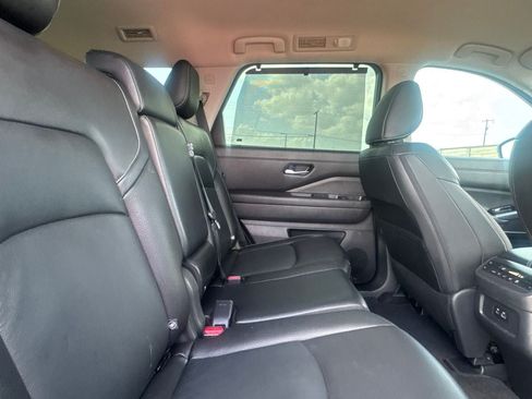 Certified 2023 Nissan Pathfinder SL w/ Black Appearance Package FWD image 31