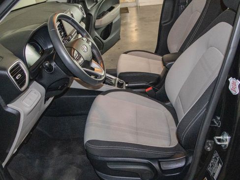 Used 2025 Hyundai Venue SEL image 7