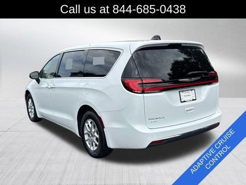 Used 2023 Chrysler Pacifica Touring-L FWD image 4